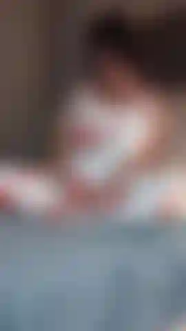 Hijastro mira a su madrastra por cámara y le toma exclusiva.