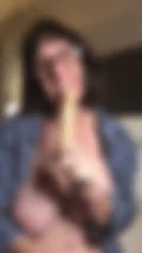 Papá! Tengo tantas ganas de chuparte la polla! Corre más cerca para poder hacerte una buena mamada!