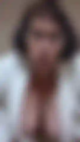 Anal, hablo sucio y saco pepino del culo.