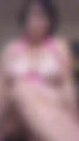 El hijastro viene a visitar a su ardiente madrastra y las cosas se ponen traviesas rápidamente #madura, #velluda, #bbw, #pechos grandes, #bikini.