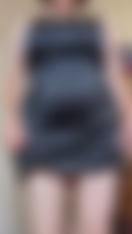 Provocando con un vestido negro ajustado.