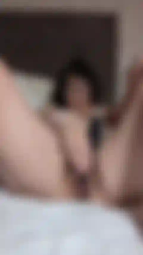 Cepillo de pelo y dedos para satisfacer mi coño cachondo!