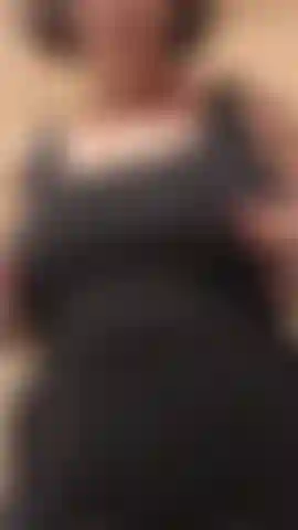 Juego con los pezones (de cerca) en un lindo vestido negro!