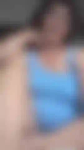 Guarra del barrio muestra el top que usa mientras camina!