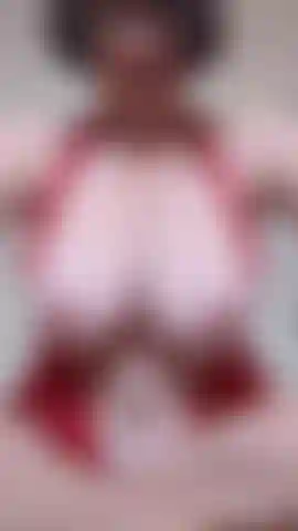 Tacones, tetas grandes y pezones duros.