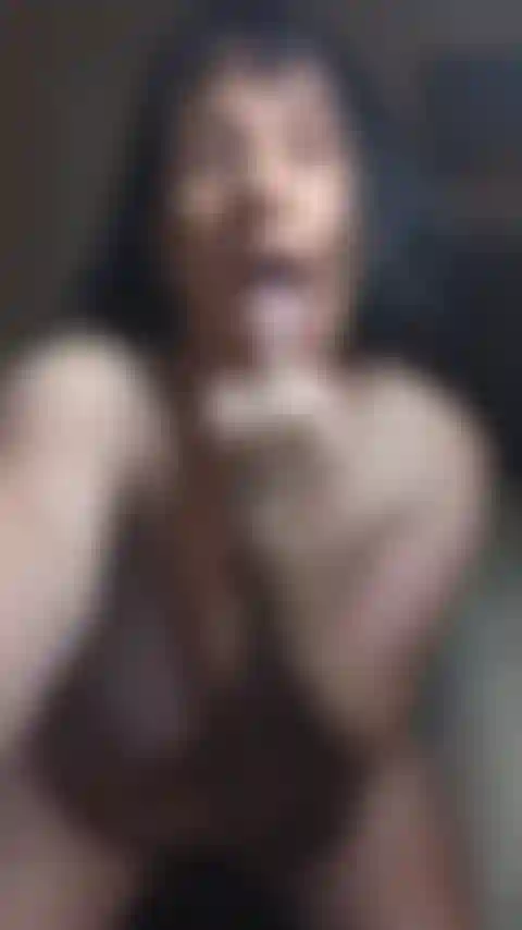 Con las piernas abiertas, toqueteándome y probándome!