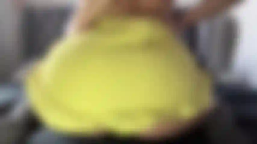 ¿Jugarías debajo de mi falda? Toqueteando mi apretado coño y culo.