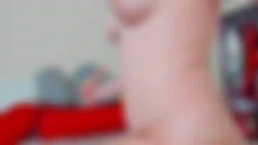 ¡A la chica lasciva le encanta jugar con su culo de cerca!