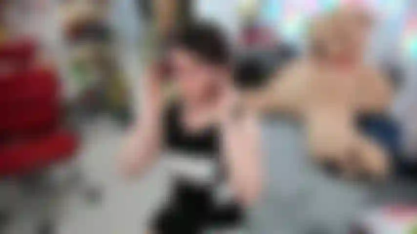 Te monto! Llegamos a casa del trabajo a la misma hora, y las dos hemos tenido un día duro. Nos sentamos juntas y tratamos de animarnos, y así nos desnudamos. Te cabalgo hasta que te corres dentro de mi!