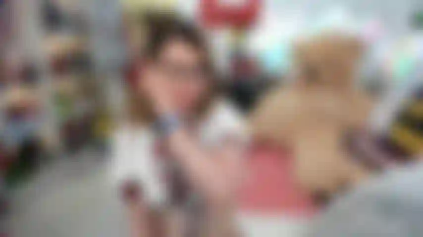 La colegiala está mamando, frotando su clítoris con la punta de la polla y luego estirando el agujero del coño hasta que te corres!