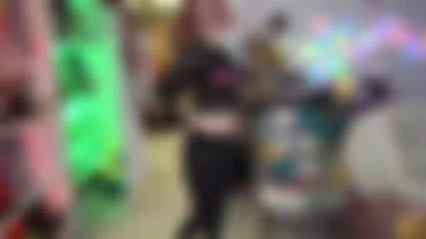 El mejor dúo: pantalones de cuero y un coño cremoso. Estoy follando mi coño gimiendo tu nombre hasta que veas el semen goteando entre mis nalgas!