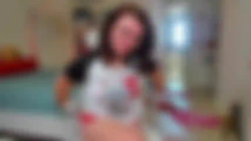 Estoy vestida con un conjunto sedoso y transparente de color rosa con tacones altos y pezones estampados. ¿Puedo hacer que te corras?