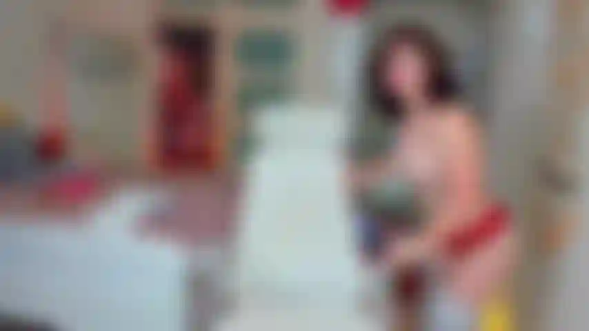 Esposas rosas, ser una chica obediente, rogarte que me dejes correrme, controlar mis juguetes terminaré perdiendo la maldita cabeza... ¡Sí, esto es LyzMania!