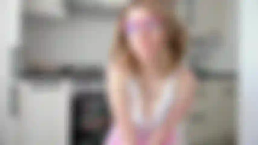 Increíble chorro volador en la cocina. Me despierto muy cachonda y decidí que no puedo resistir todo el día así. Por eso me follé en la cocina sobre una silla hasta correrme.