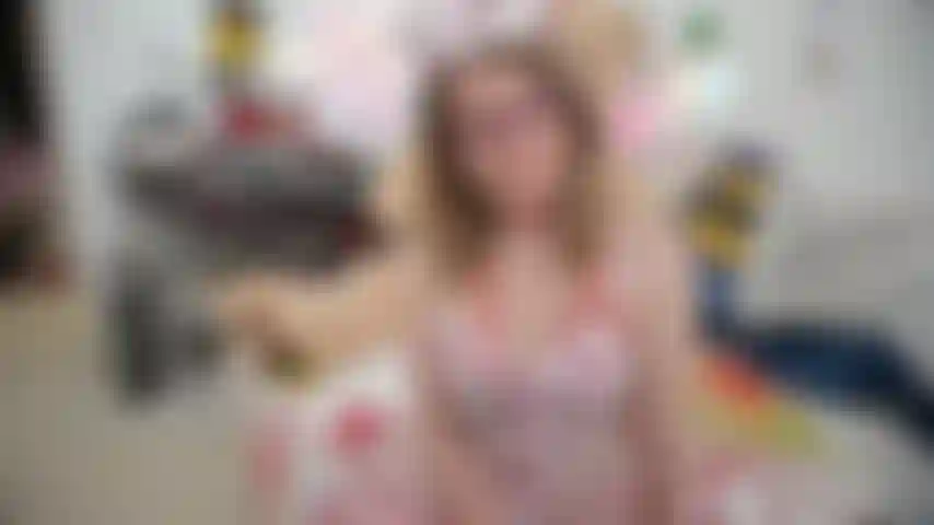 Video personalizado especial: ¡una enfermera sucia seduce a un paciente enfermo y hace que se corra en lugar de esperar al médico! No intentes contenerlo, no podrás!