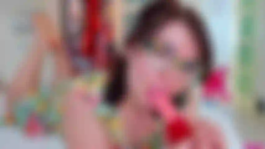 ¿Te importaría compartir tu pequeña lengua sucia conmigo? ¡Esto es lo que haría con ella!