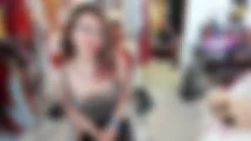 ¡Increíble juego de rol! Tu novia mayor traviesa viene a ti y todo lo que voy a hacer será seducirte, encantarte e invitarte a un lugar entre mis medias.