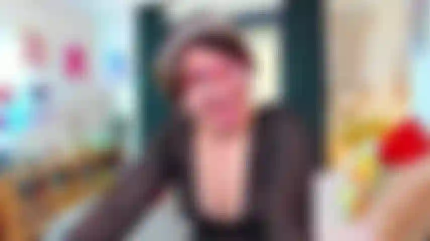 El chat libre de LyzMania - dame un beso mediante propina si me ves online.