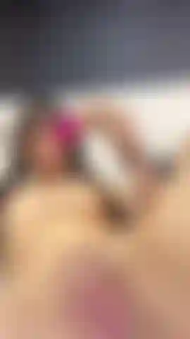 Se siente tan bien, puedo sentir como se derrite mi coño.