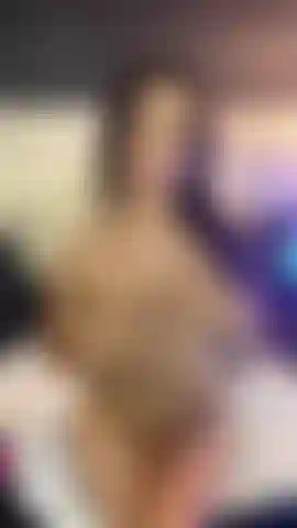 Burlándome de mis pequeños pechos.