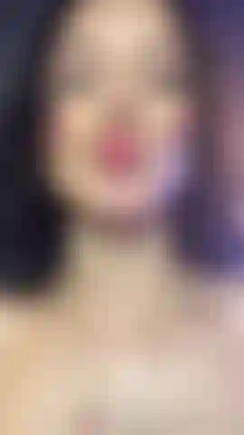 Una sonrisa y unos labios bonitos, y unos pechos.