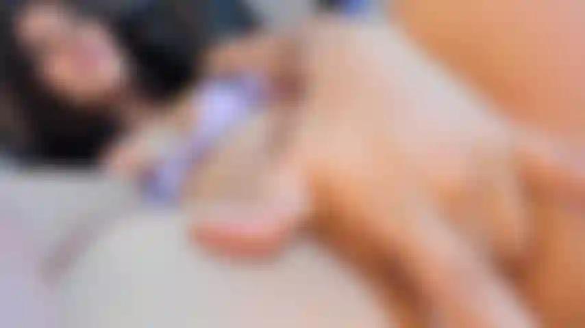 Siento tanto calor que mis dedos no alcanzan, ven y fóllame bb.