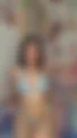 Latina cachonda juega con su coño.