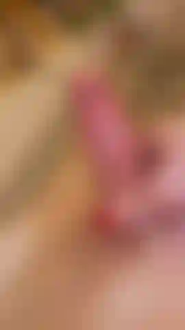 Masturbándome mi polla rosa en mi baño me estoy masturbando mi polla rosa en mi baño.