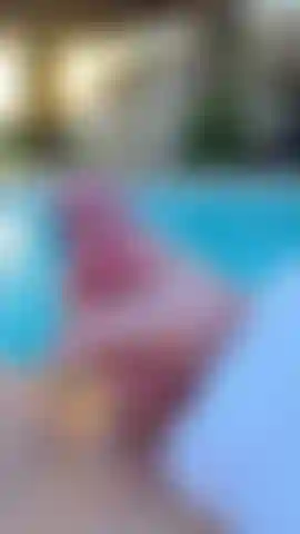 Mírame correrse frente a la piscina tan fuerte y mojada.