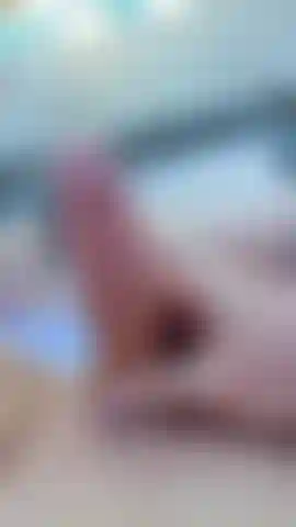 Tocando mi gran clítoris 🍆 frente a una hermosa vista al exterior.