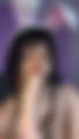 Me meto todo mi dildo en la boca para babear.