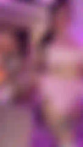 Animadora sexy saltando encima de ti con las tetas al aire.