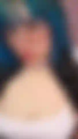 Tetas fuera del top, despacio y sensual 💋.