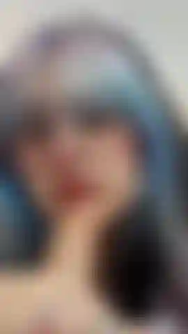 Provocando la punta de tu polla con mis labios.