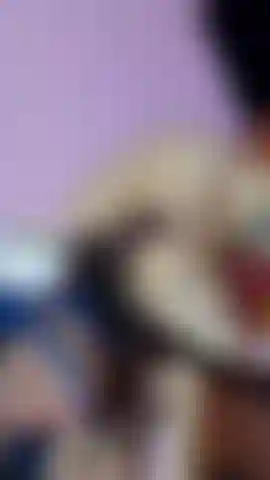 Estoy desnuda en mi cama chupándome el dedo sintiéndome muy cachonda.