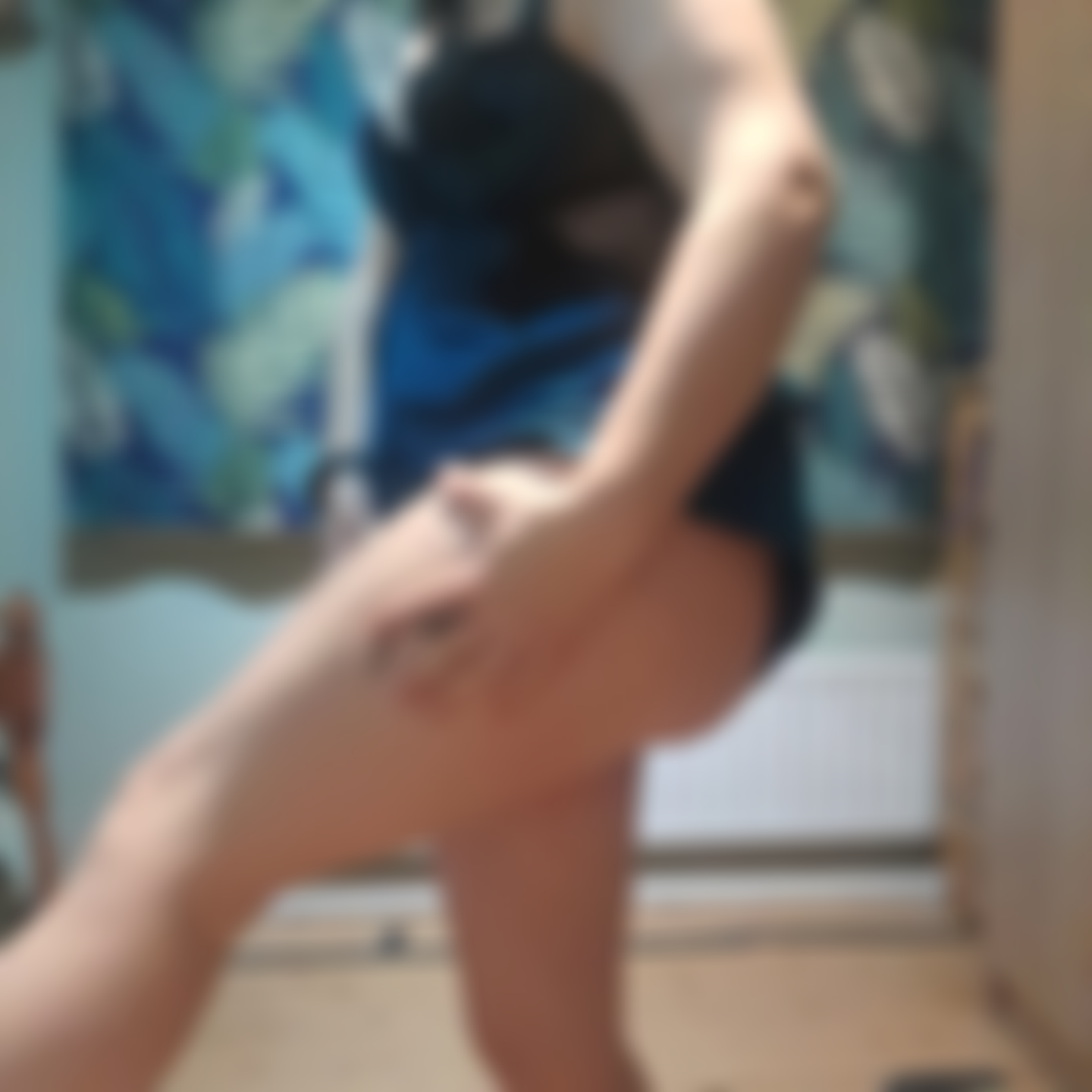 Mostrando un pequeño tatuaje en la pierna.