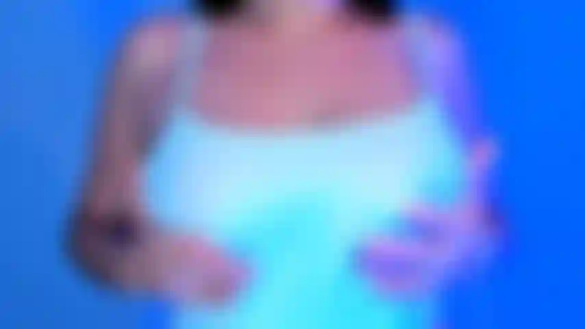 Haciendo que te corras con mis grandes tetas.