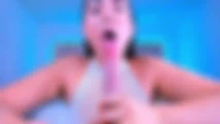 Follándote la polla con la boca.