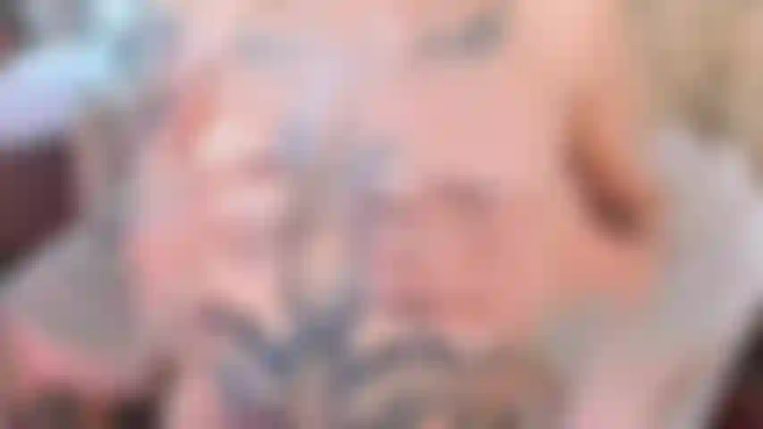 Me gusta provocarte poco a poco mientras te miro a los ojos, y puedo ver lo dura que se pone tu polla cuando me ves tocándome así.