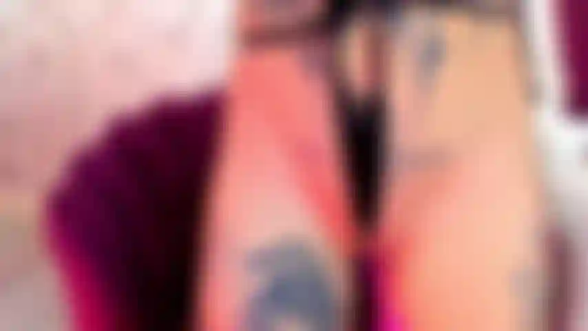 Me quito la ropa lentamente, pieza por pieza, mientras paso mis dedos por todo mi cuerpo y me toco de forma sensual hasta que estoy realmente mojada. Luego me recuesto en el sofá, levanto las piernas bien alto y me follo el coño con el dildo —duro y profundo— sin parar hasta que me corro. Puedes verlo todo, de frente y sin cortes: coño follado en misionero, twerk desnuda, pinzas en los pezones, azotes, coño abierto en primer plano, striptease.