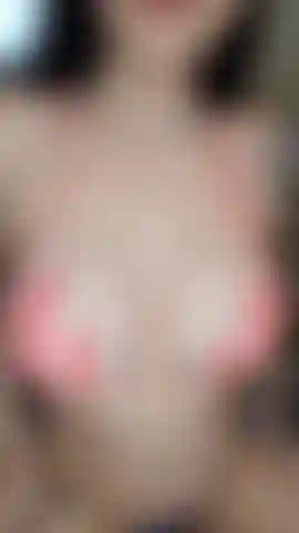 Engrasando las tetas con palabras sucias.