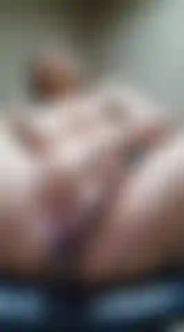 Jugando más duro con mi coño.