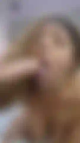 Garganta profunda de cerca con mucha saliva.