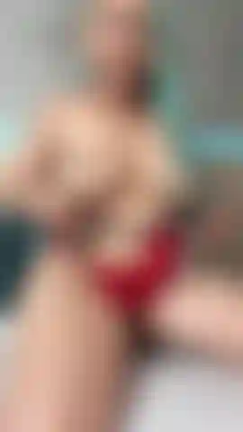 Follándome mi coño caliente y jugoso.