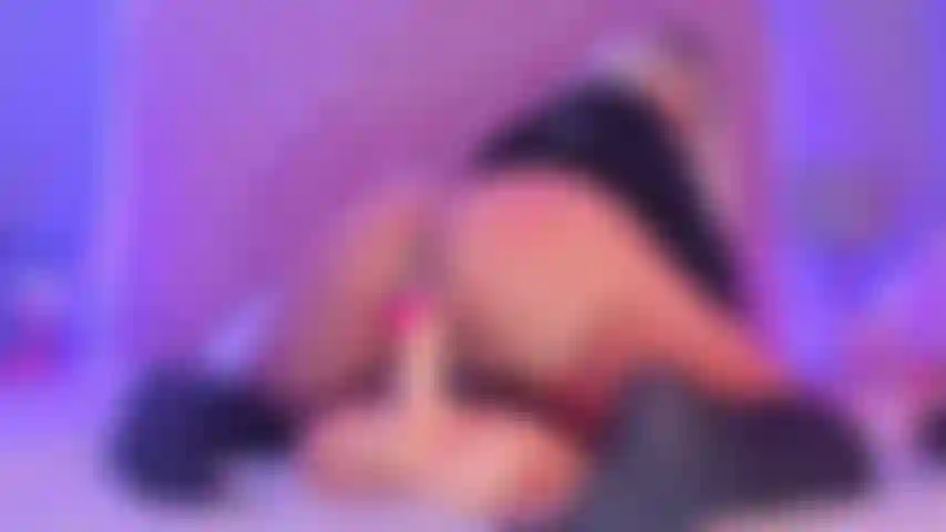 Monto un gran consolador mientras gimo sucia, chica de patas.