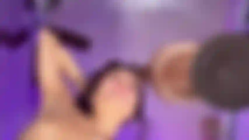 ¡Mamada descuidada con mucha saliva! ¡Mírame chupar una polla grande y negra desde abajo de mi silla transparente! ¡Mírame lamer toda mi saliva como la buena puta que soy!
