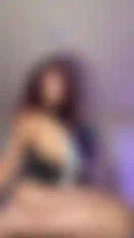 Me puse un poco traviesa en la isla de la cocina y empapé mis bragas y mis pies con mi corrida. Me chupé los dedos de los pies como una buena chica.