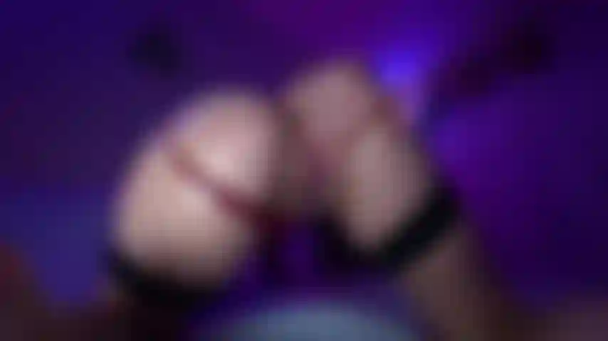 Me aceité, me corrí fuerte y luego froté mis bragas por todo mi cuerpo y me las metí en la boca antes de entregártelas.