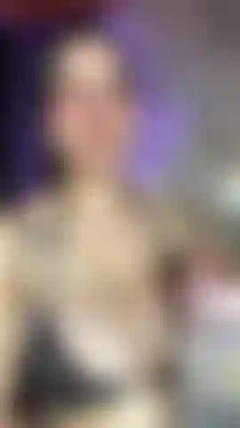 Bebe agua, sé buen chico, mira mis pechos.