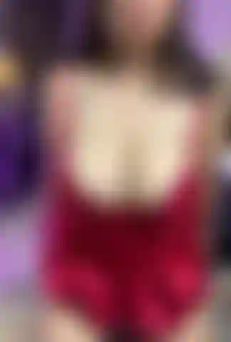 Mostrando mis pechos en un vestido rojo.